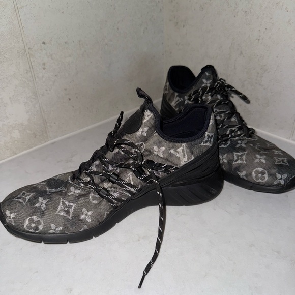 Louis Vuitton Men's Sneakers - Picture 6 of 9